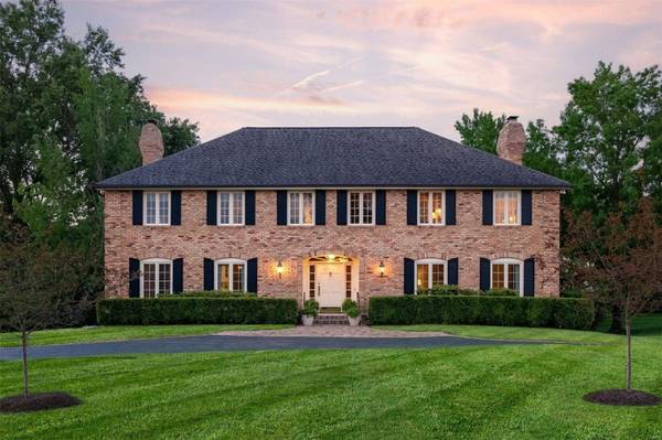 17 Muirfield LN, Town And Country, MO 63141