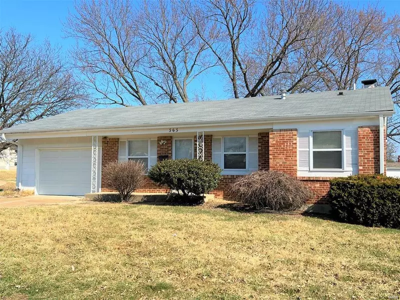 565 Coachway LN, Hazelwood, MO 63042