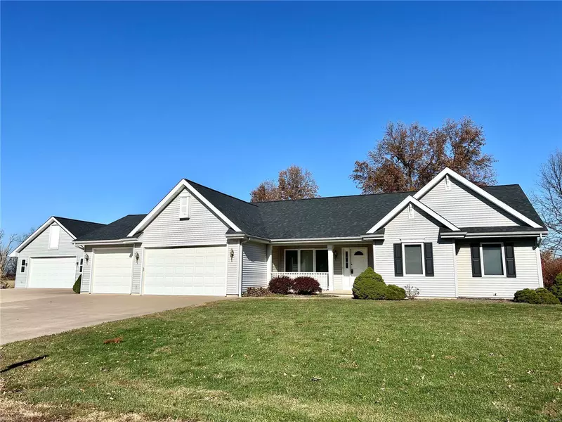 3 Lee LN, Vandalia, MO 63382