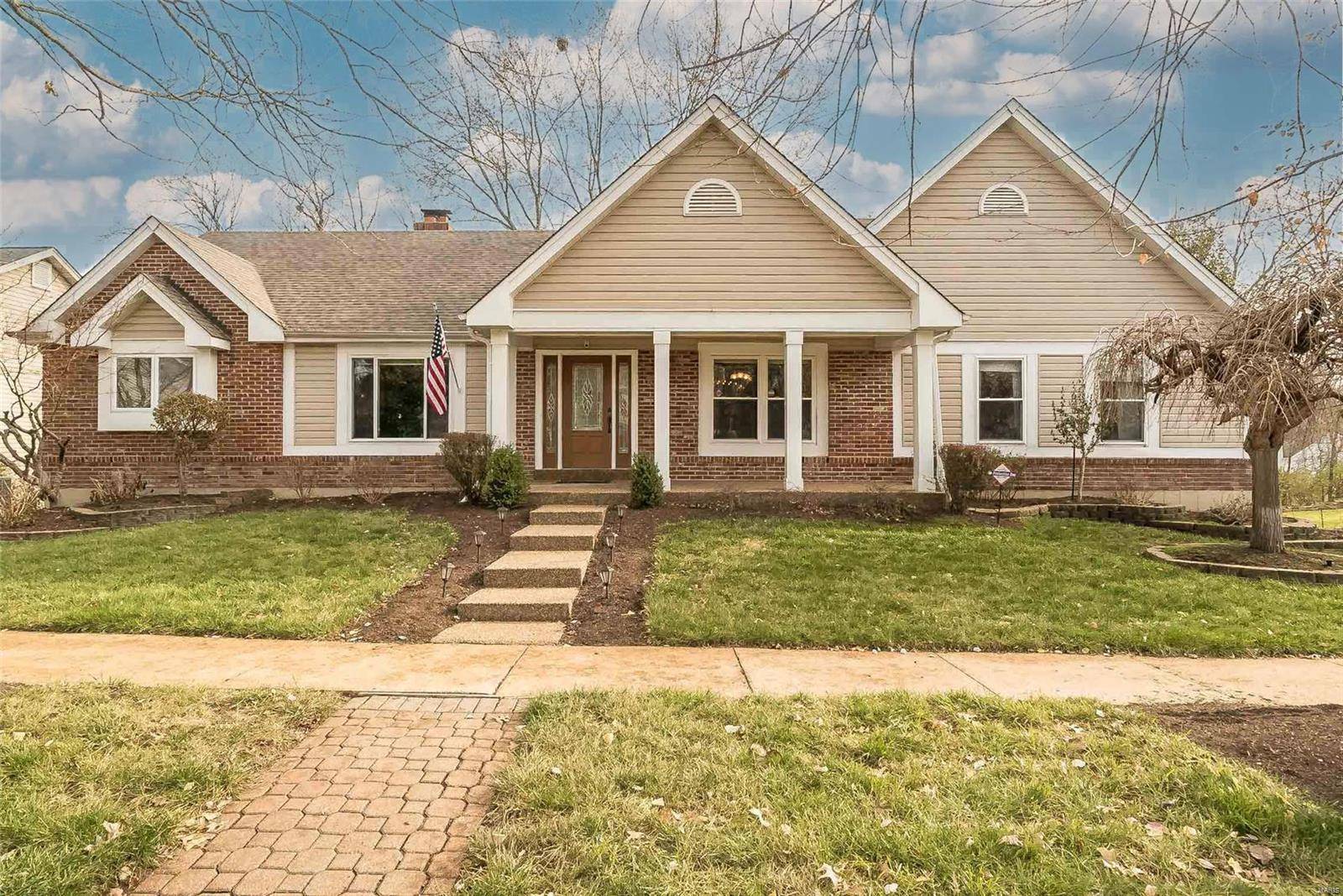 320 Penshurst PL,  Chesterfield,  MO 63017