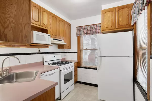 St Louis, MO 63114,9607 Lackland RD