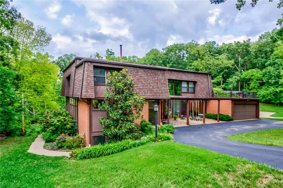 22 Black Oak DR, Sunset Hills, MO 63127