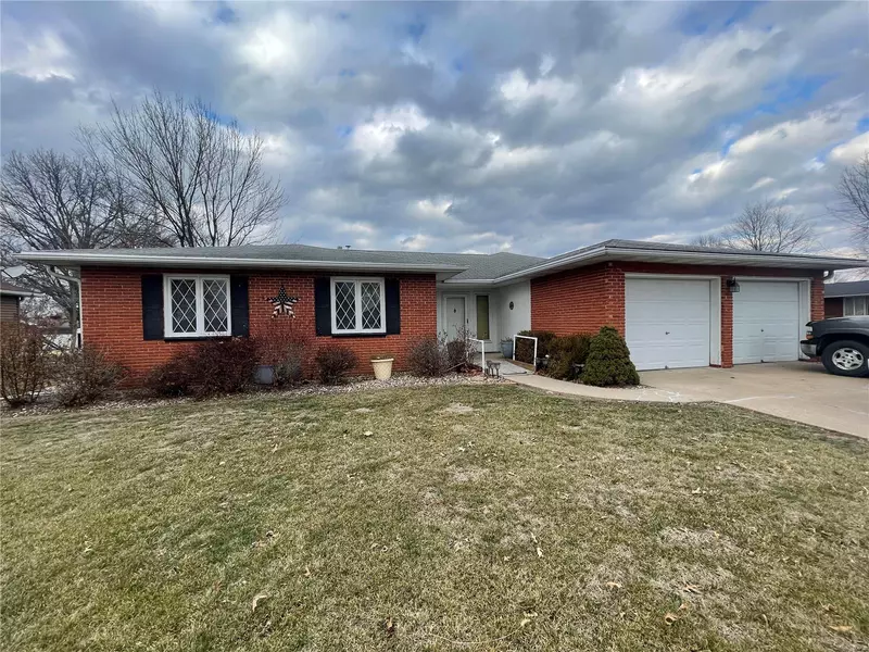 104 Greenway DR, Shelbina, MO 63468