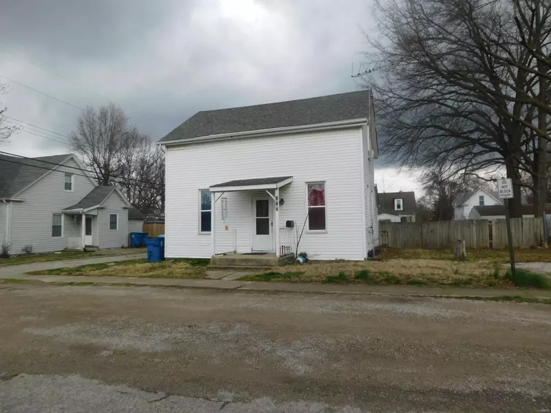 117 E Indiana ST, Trenton, IL 62293