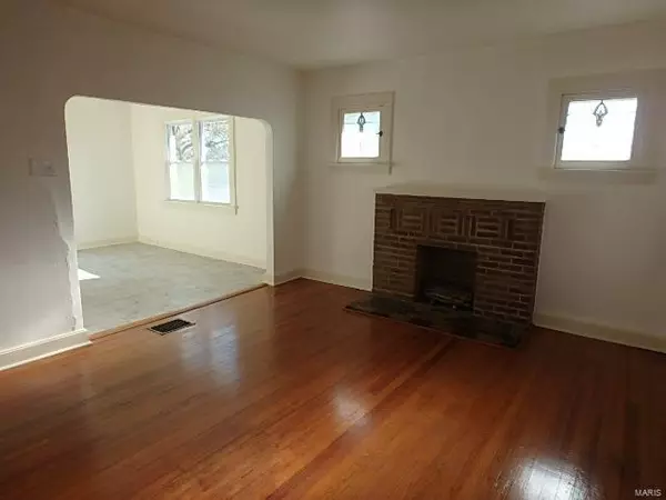 St Louis, MO 63135,707 Carson RD