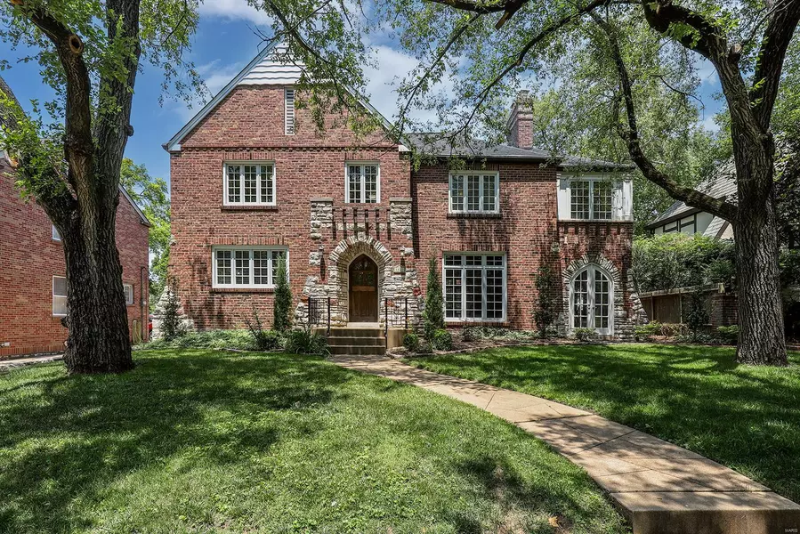 8021 Venetian DR, Clayton, MO 63105