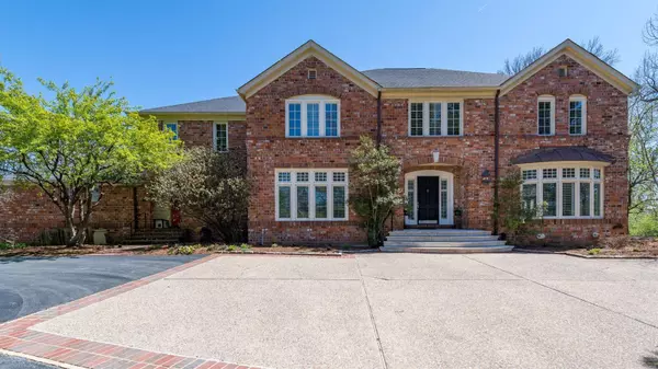 Ladue, MO 63124,7 Ladue LN