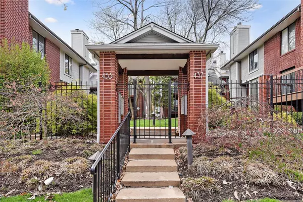 437 Clara AVE #19, St Louis, MO 63112
