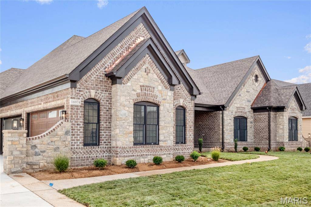724 Silver Buck LN, Chesterfield, MO 63005