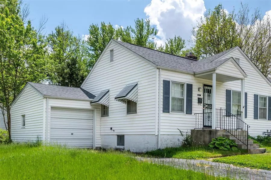 10226 Shamrock LN, St Ann, MO 63074