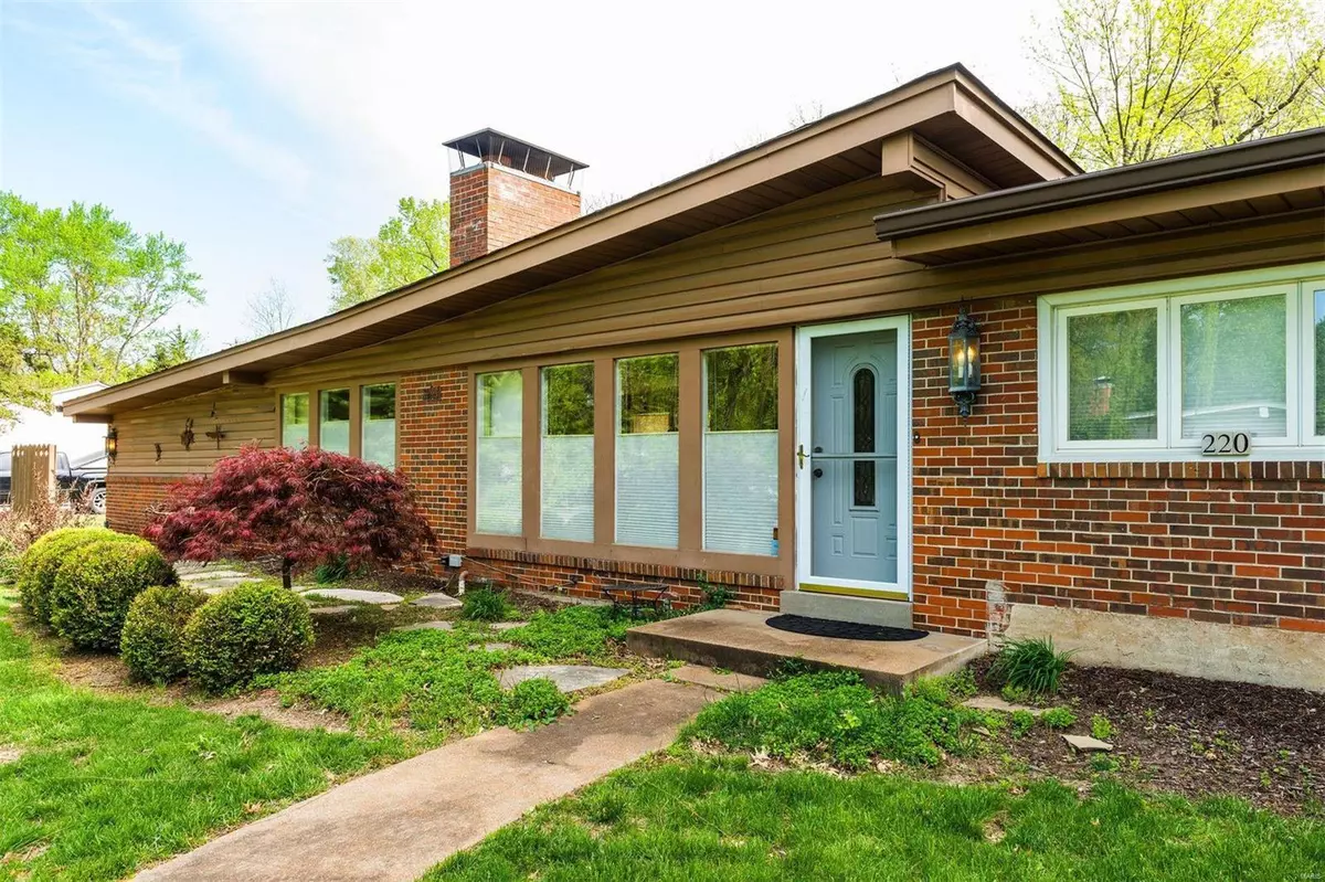 Ladue, MO 63124,220 Tanglewood DR