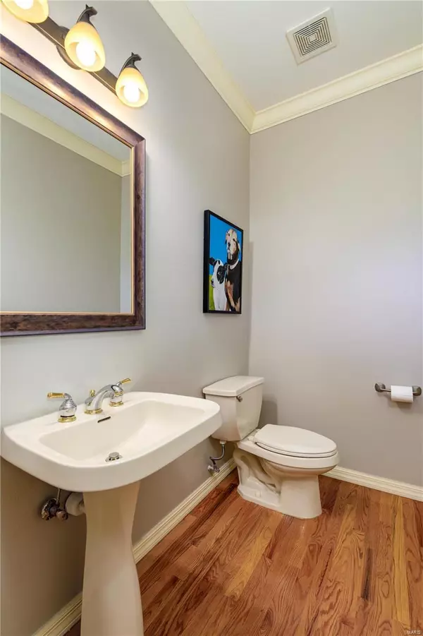 St Louis, MO 63108,8 W Pine CT
