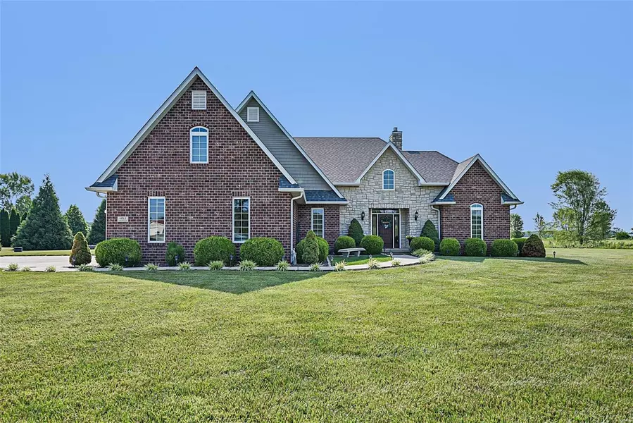 1952 Schlaefer RD, St Jacob, IL 62281