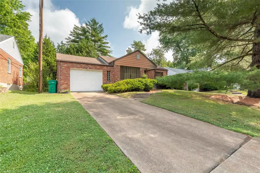 235 Sunningwell DR, Webster Groves, MO 63119