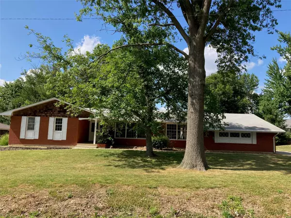 Carlyle, IL 62231,851 Kane ST