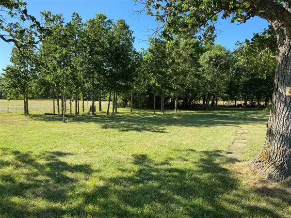 Carlyle, IL 62231,27225 Louse Creek RD