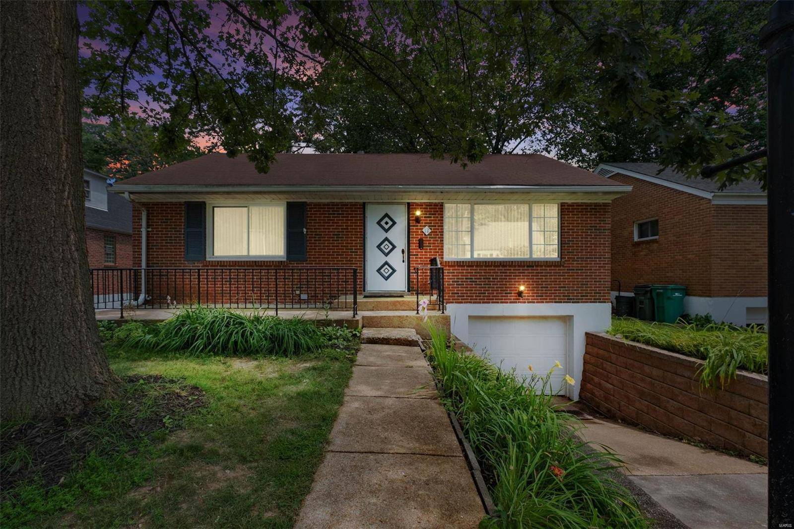 12 Saint Charles PL, Shrewsbury, MO 63119