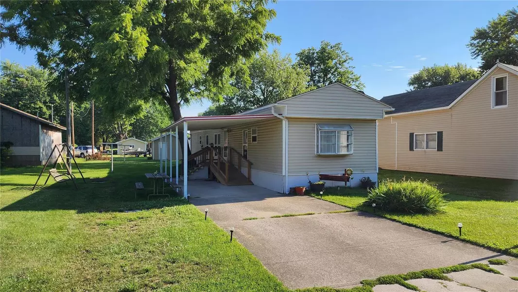 305 E 2nd ST N, Mount Olive, IL 62069