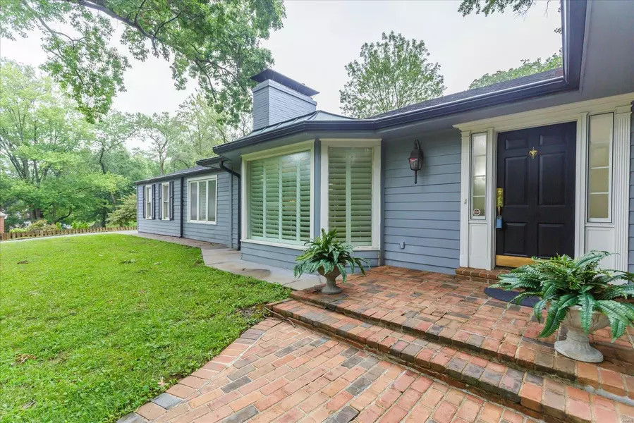 2 Wakefield DR, Ladue, MO 63124