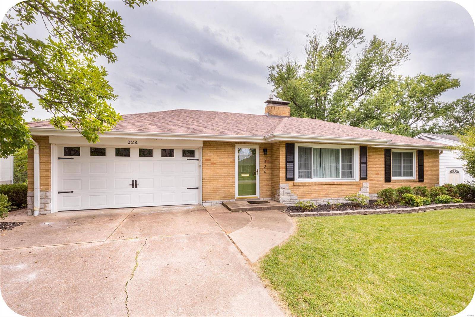 324 Honeysuckle LN, St Louis, MO 63119
