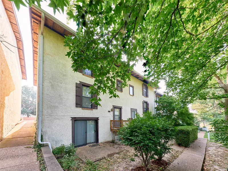 108 Carmel Woods DR, Ellisville, MO 63021