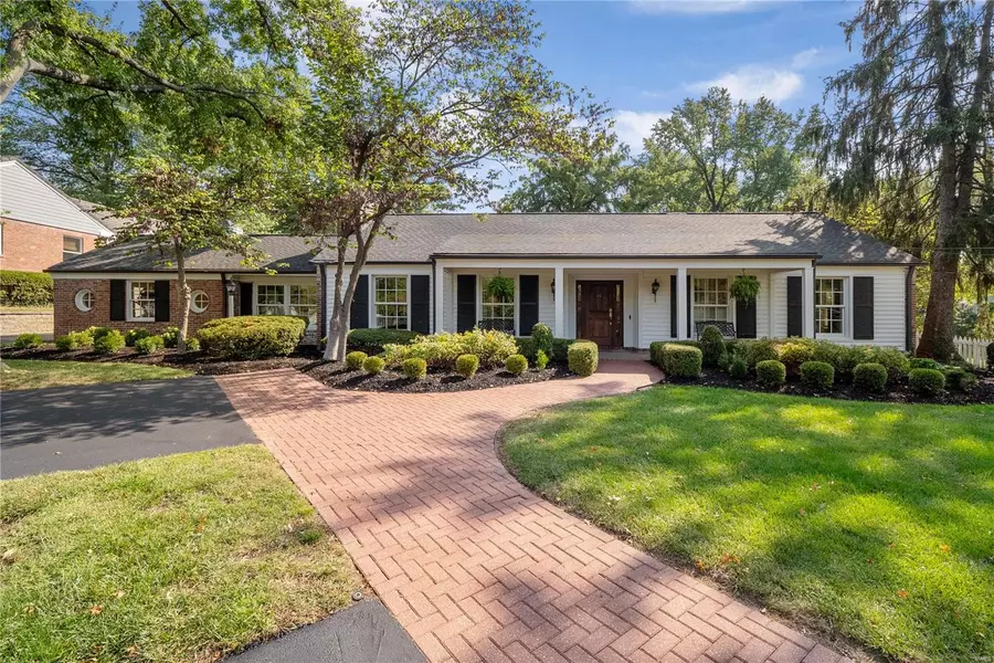 150 Dielman RD, Ladue, MO 63124