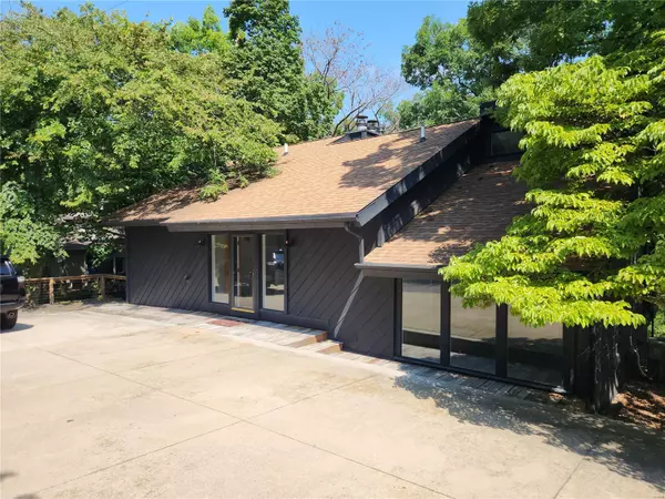 Lake Ozark, MO 65049,210 Black Hawk Dr