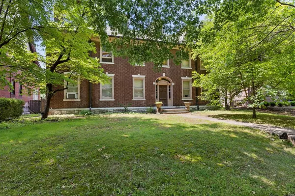 34 Waterman PL, St Louis, MO 63112