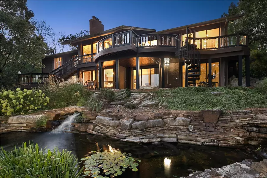 226 Ladue Oaks CIR, Creve Coeur, MO 63141