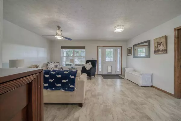 Dixon, MO 65459,10102 Cottonwood RD