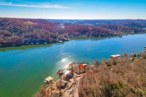 2366 Ozark Isle DR, Camdenton, MO 65020