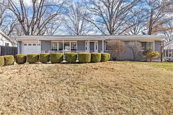 718 Montauban DR, Creve Coeur, MO 63141