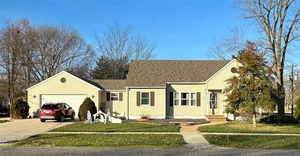 989 N Clinton ST, Breese, IL 62230