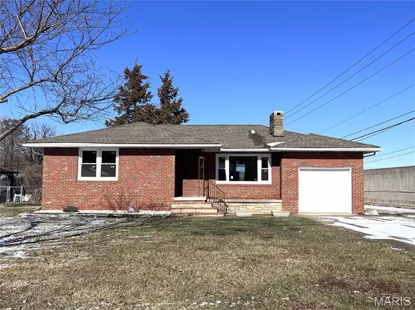 1068 El Paso LN, East Alton, IL 62024