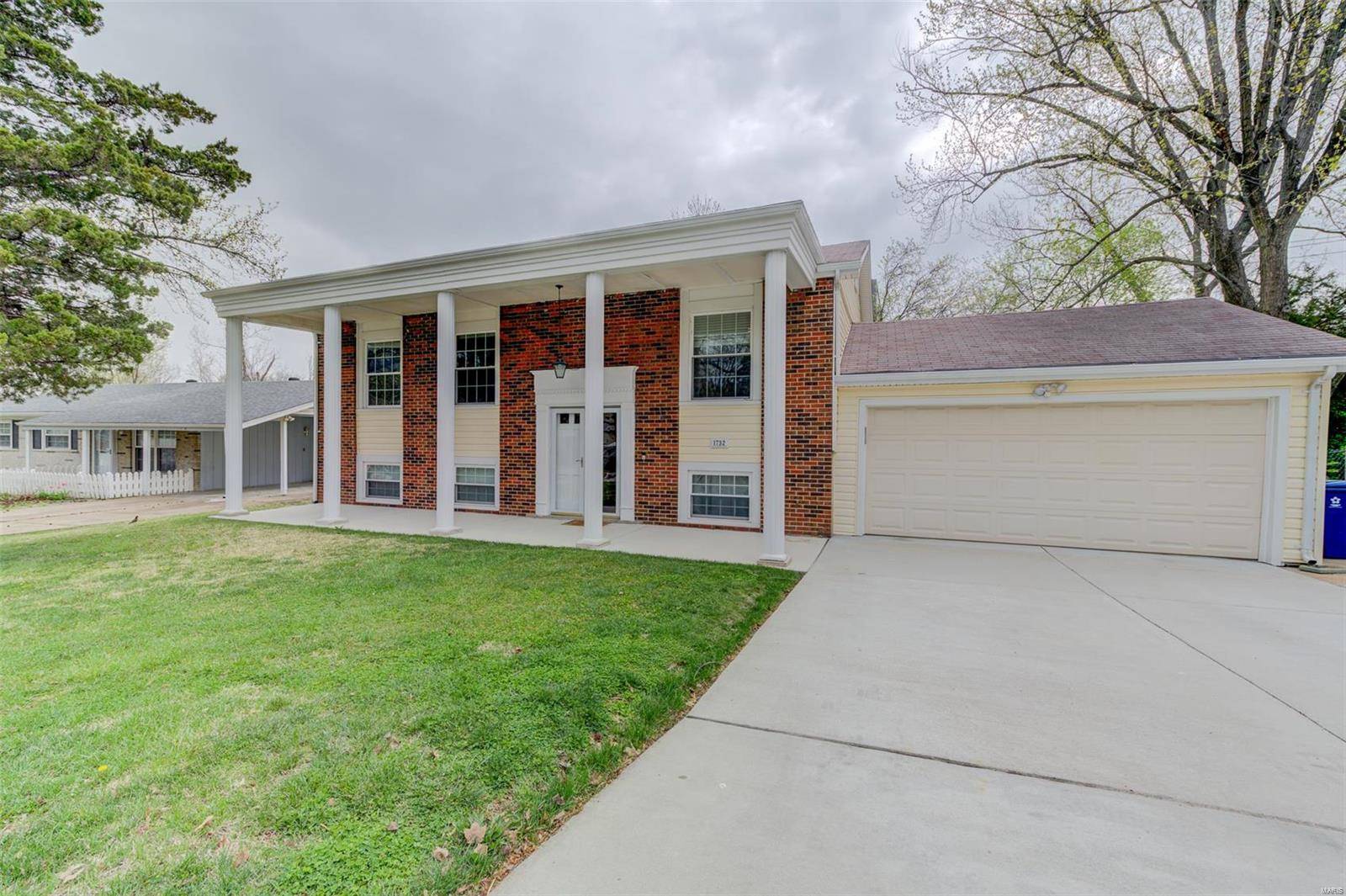 1732 Roth Hill DR, Maryland Heights, MO 63043