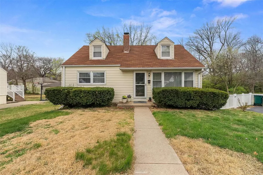 6 Nagel CT, Webster Groves, MO 63119