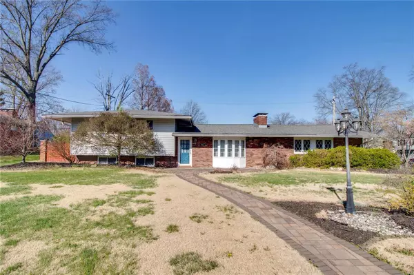 4914 Voltaire DR, Godfrey, IL 62035