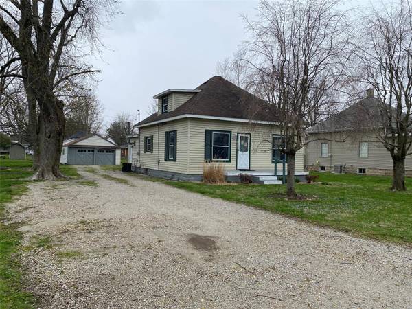 412 N 1st ST,  Witt,  IL 62094