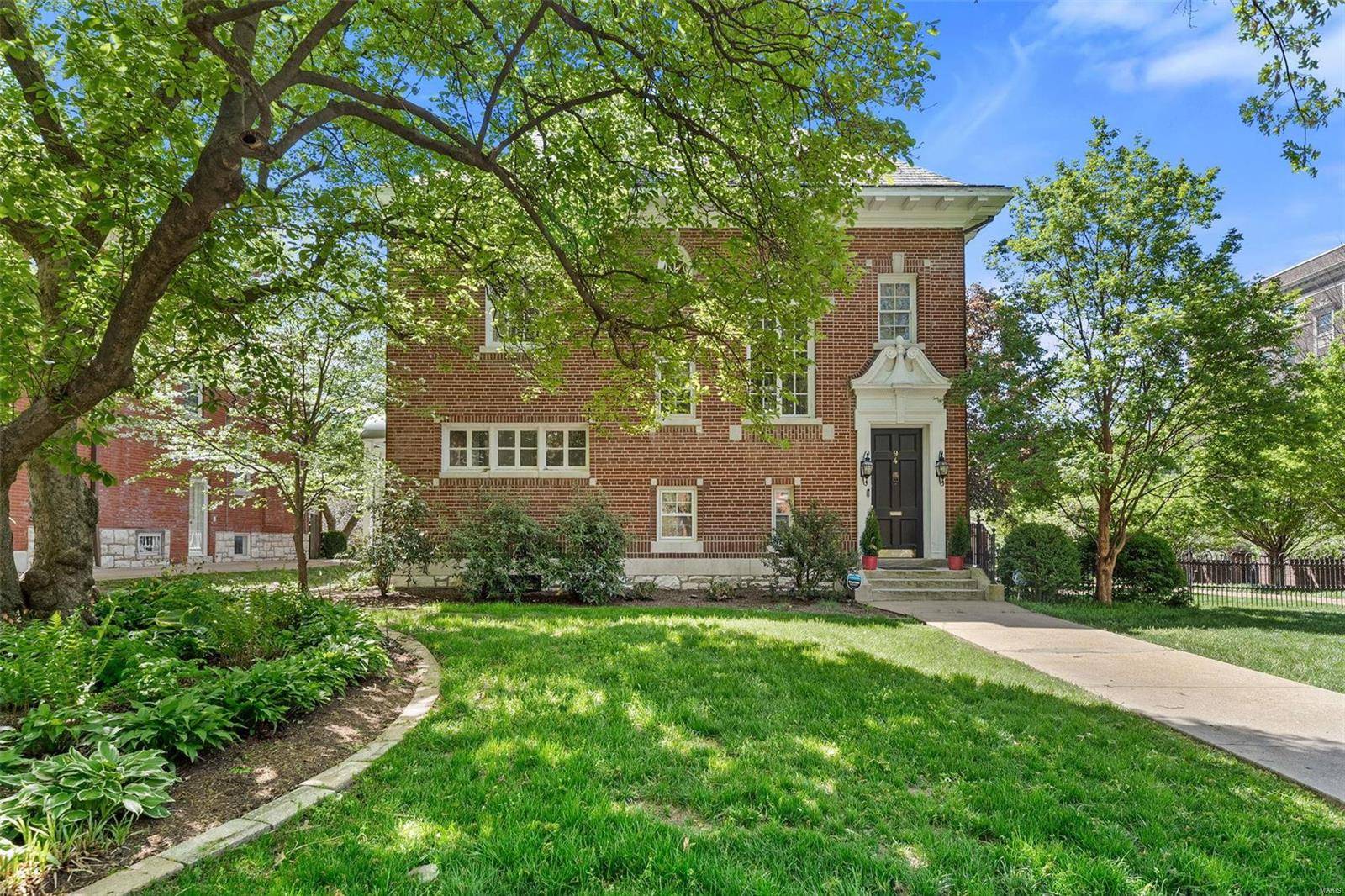 94 Waterman PL, St Louis, MO 63112