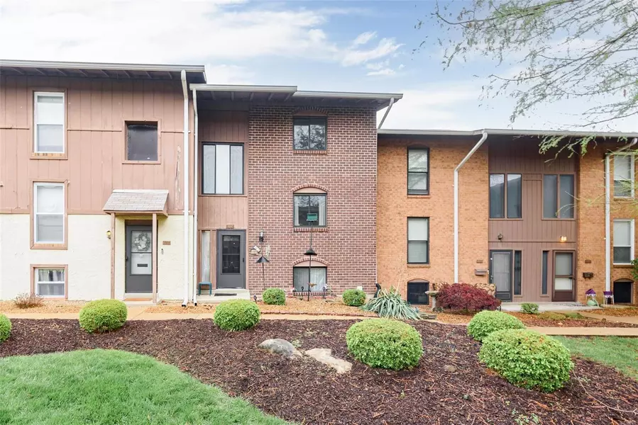 187 Carmel Woods DR, Ellisville, MO 63021