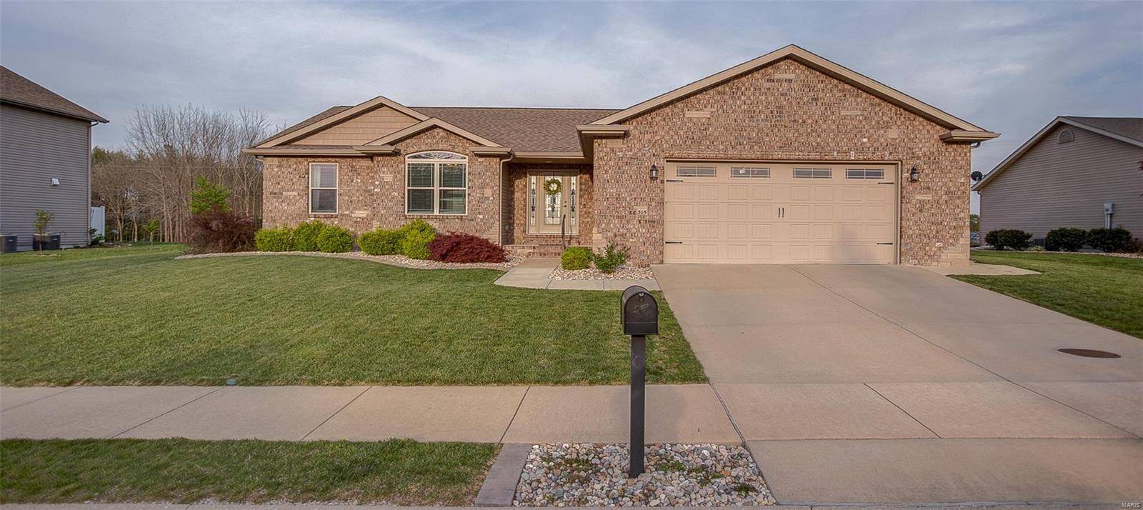305 Baneberry DR, Highland, IL 62249
