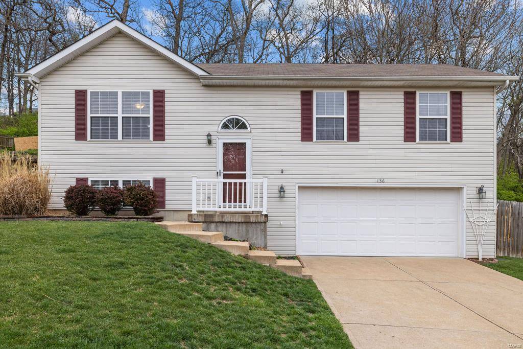 136 Keystone DR, Fenton, MO 63026
