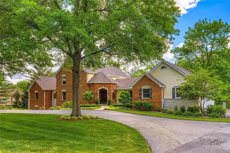12008 Chaltenham DR, Des Peres, MO 63131