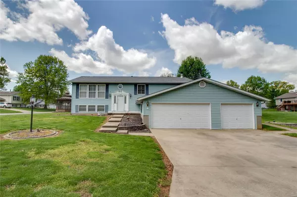 112 King Oak DR, Godfrey, IL 62035