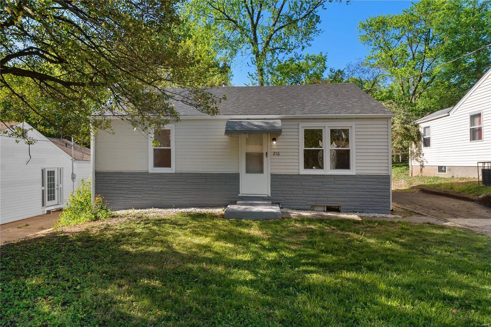216 Flora DR, Hazelwood, MO 63135