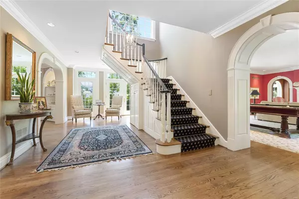 Ladue, MO 63124,10 Picardy LN