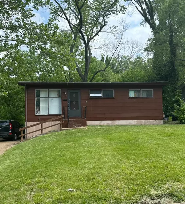 3908 Cranberry LN, St Louis, MO 63121