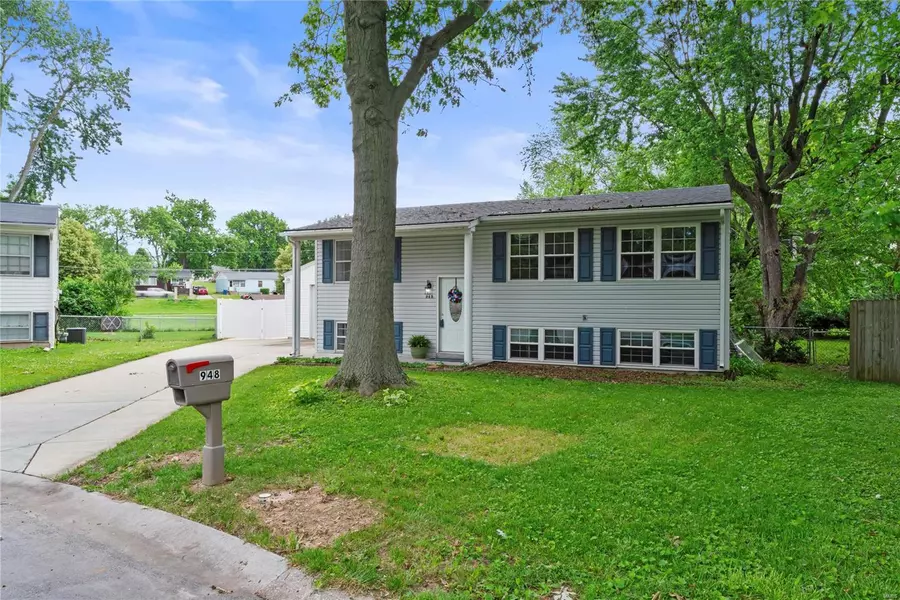 948 Gustane DR, St Charles, MO 63301