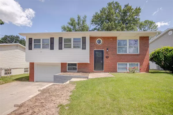 308 Hand DR, Godfrey, IL 62035