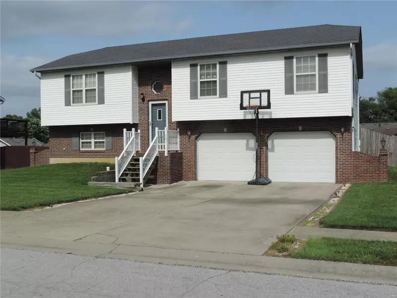 181 Jessica DR, St Jacob, IL 62281